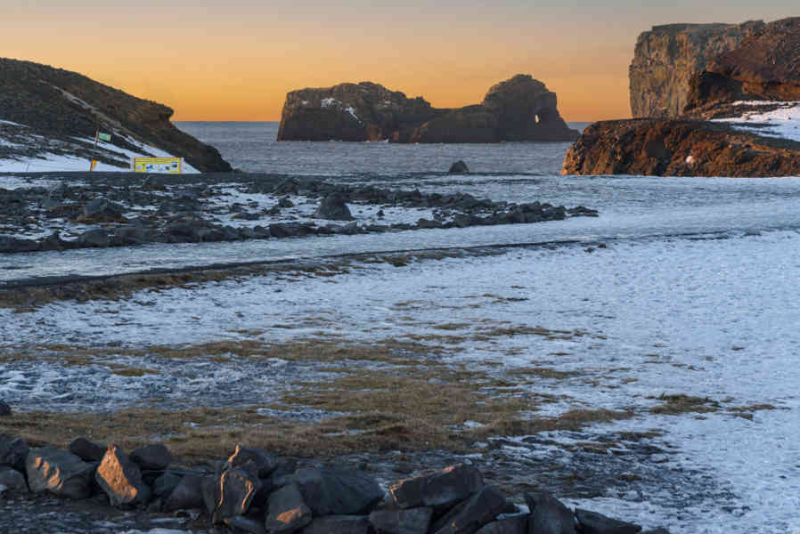 Islandia 125 - reserva natural de Dyrhólaey - acantilados de Dyrhólaey y playa de Reynisfjara - amanecer.jpg